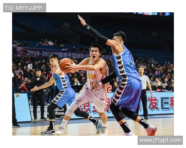 南京篮球队配合引发热议球迷对战术执行和团队默契提出不同看法